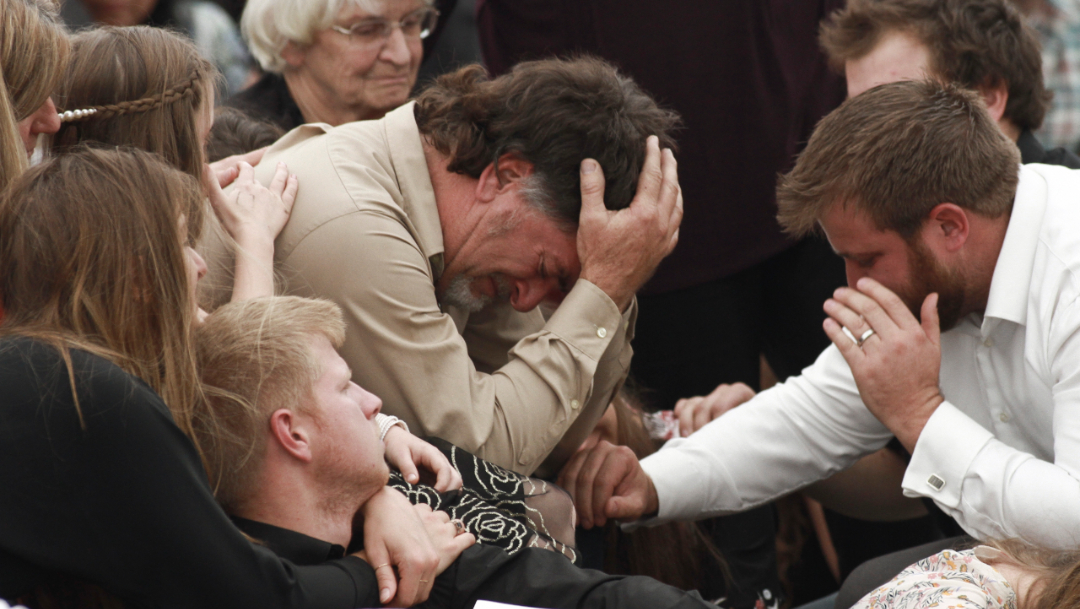 Foto: David Langford es consolado por familiares y amigos durante el funeral de su esposa y sus dos hijos, víctimas de un ataque armado en Sonora, México, 21 noviembre 2019