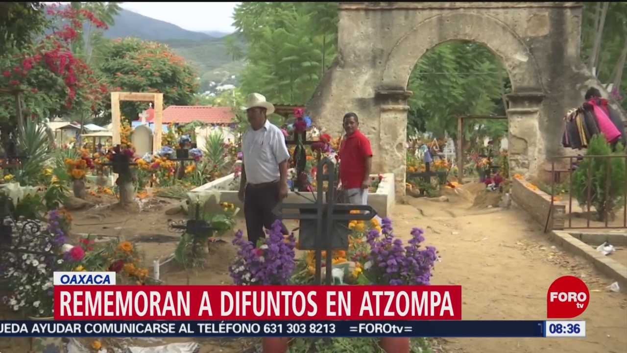 Familias de Oaxaca recuerdan a sus difuntos en Atzompa