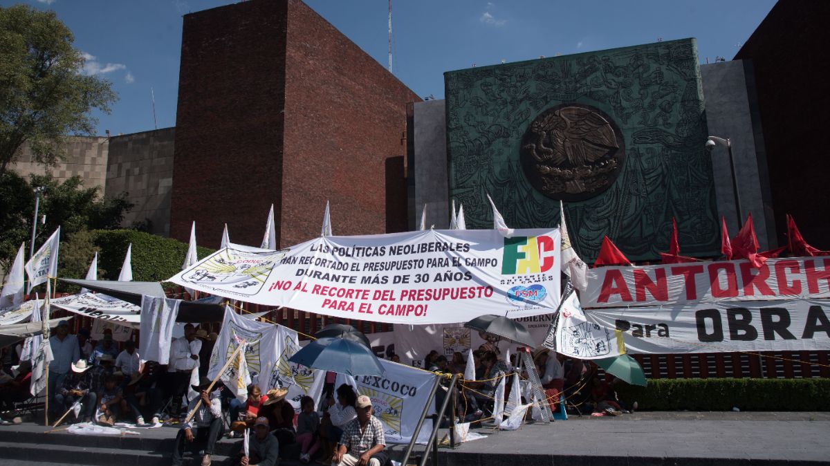 Foto: Agrupaciones campesinas bloquean las entradas de la Cámara de Diputados en la Ciudad de México. Cuartoscuro