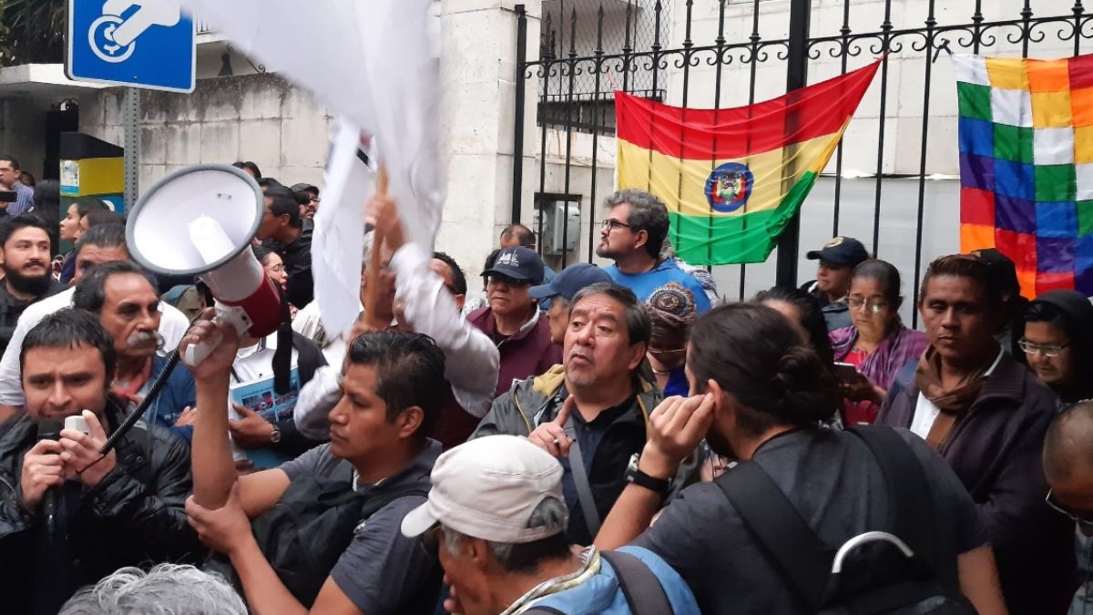 Foto: Seguidores de Evo Morales protestan en la embajada de Bolivia en México. Twitter/@NakamuraMx