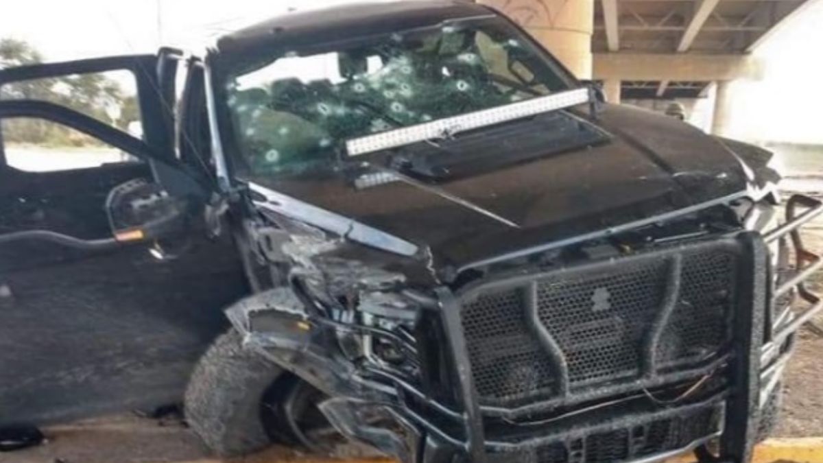Una camioneta quedó destroza en calles de Nuevo Laredo, Tamaulipas.