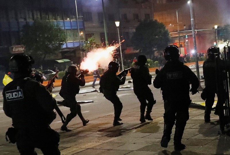 Foto: Policías disparan contras manifestantes en La Paz, Bolivia. Reuters