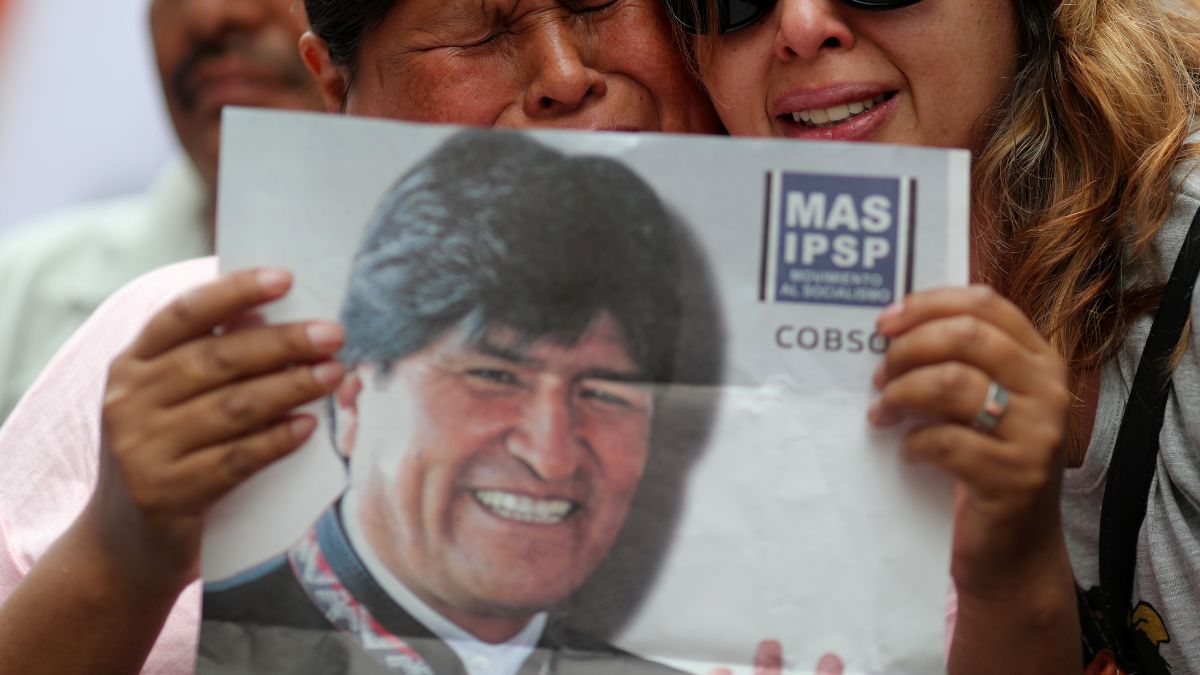 Foto: Dos mujeres sostienen un cartel con la fotografía del expresidente de Bolivia, Evo Morales. Reuters
