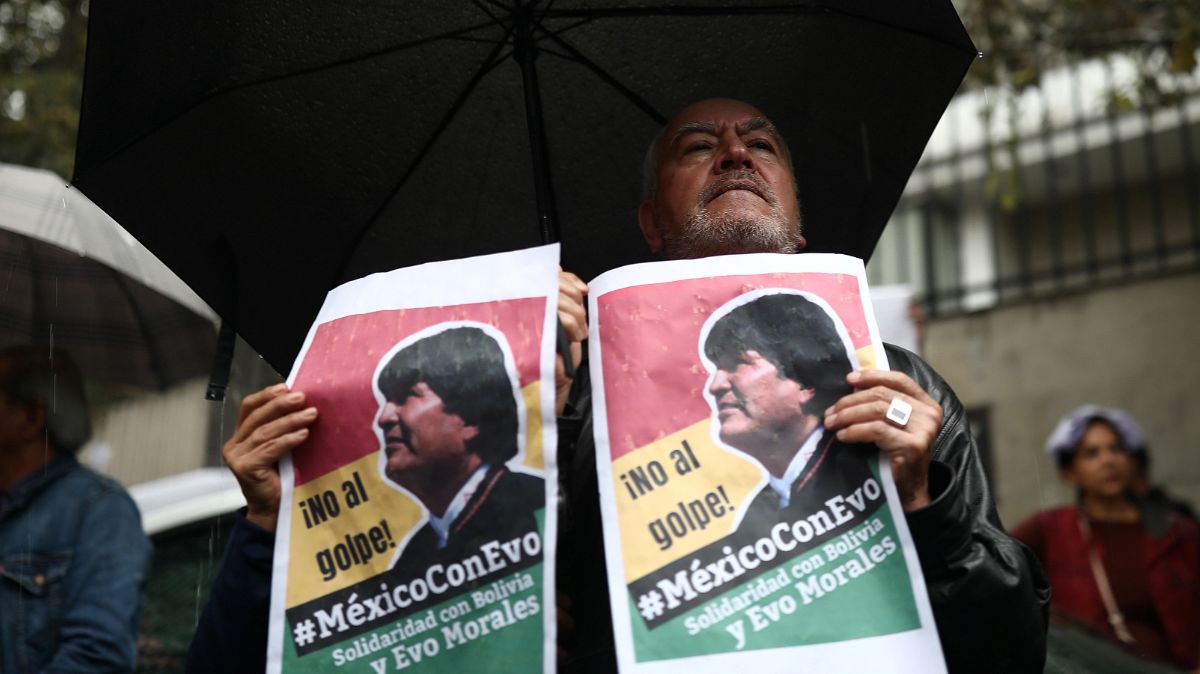 Foto: Un hombre sostiene un cartel con el rostro del expresidente de Bolivia, Evo Morales. Reuters