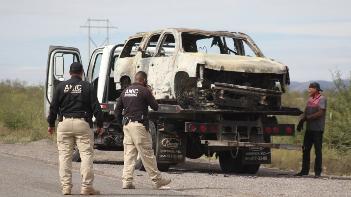 Foto: Una grúa carga unas de las camionetas quemadas de la familia LeBarón. Cuartoscuro