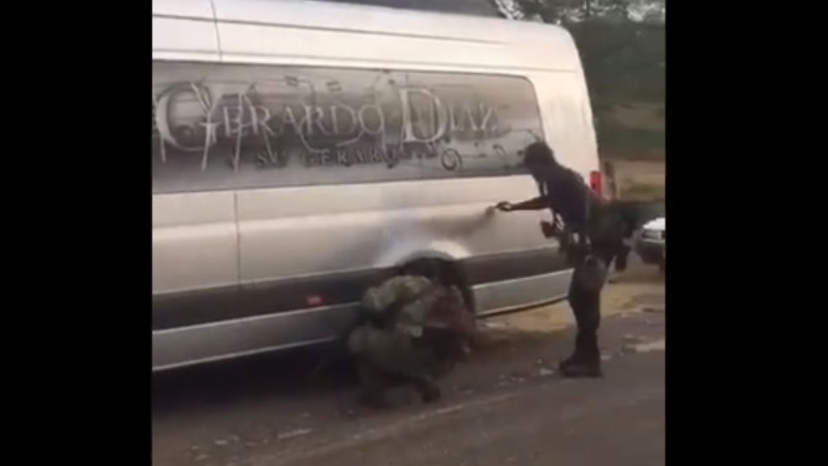 Grupo armado realiza retén y pinta vehículos en Tiquicheo, Michoacán