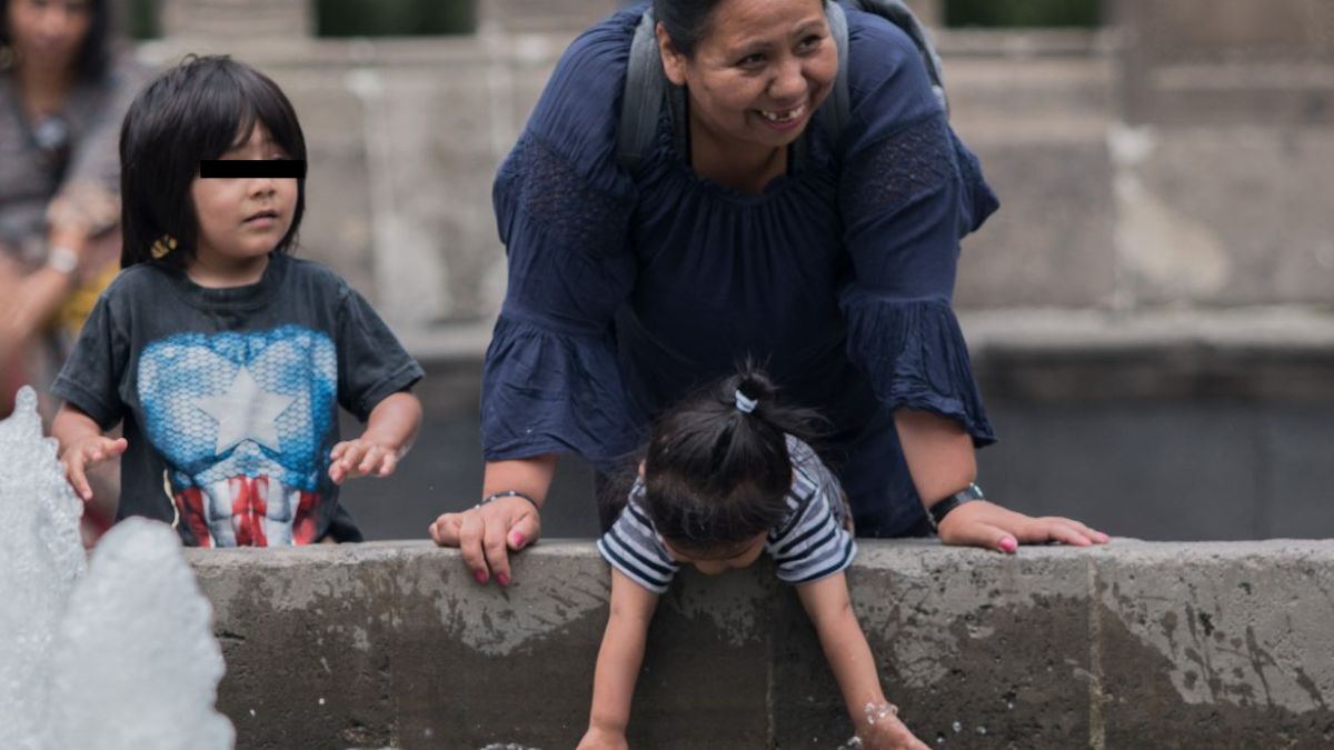 Foto: Una madre juego con sus hijos en una fuente de la Alameda Central en la Ciudad de México. Cuartoscuro