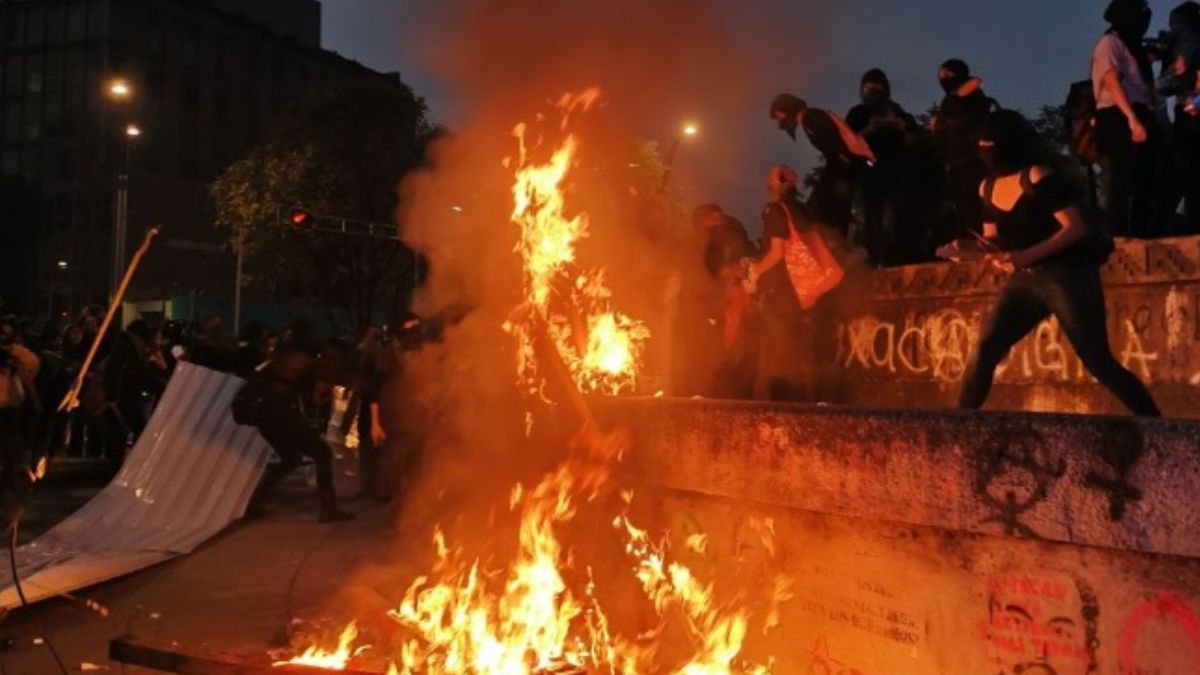 Foto: Mujeres encapuchadas quemaron la Glorieta de Cuitláhuac.