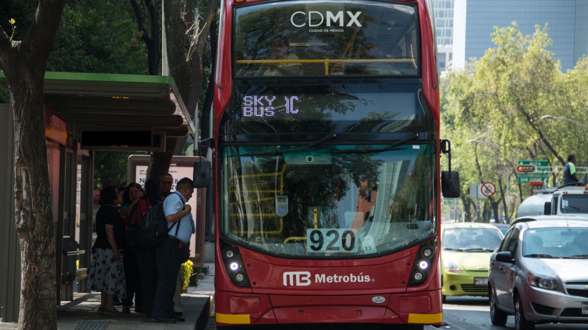 Foto: Un Metrobús de la Línea 7 circula sobre avenida Paseo de la Reforma, en la Ciudad de México. Cuartoscuro/Archivo