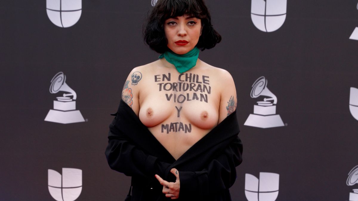 Foto: Mon Laferte protesto durante la alfombra roja de los Latin Grammys. Getty Images
