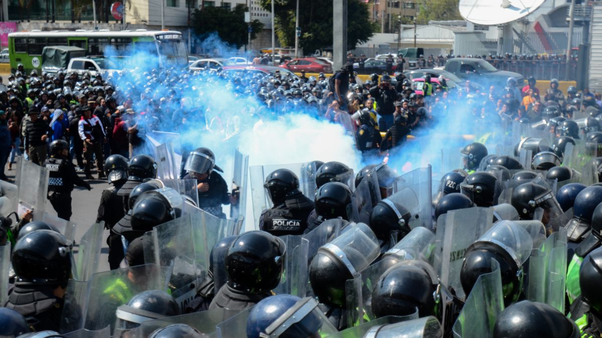 Foto: Policías federales y agentes capitalinos se enfrentaron afuera del Aeropuerto Internacional de la Ciudad de México. Cuartoscuro