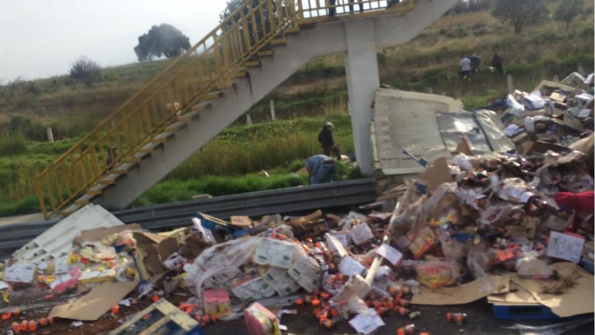 Foto: La carga quedó tirada en la carretera cerca de la comunidad de Apapaxco