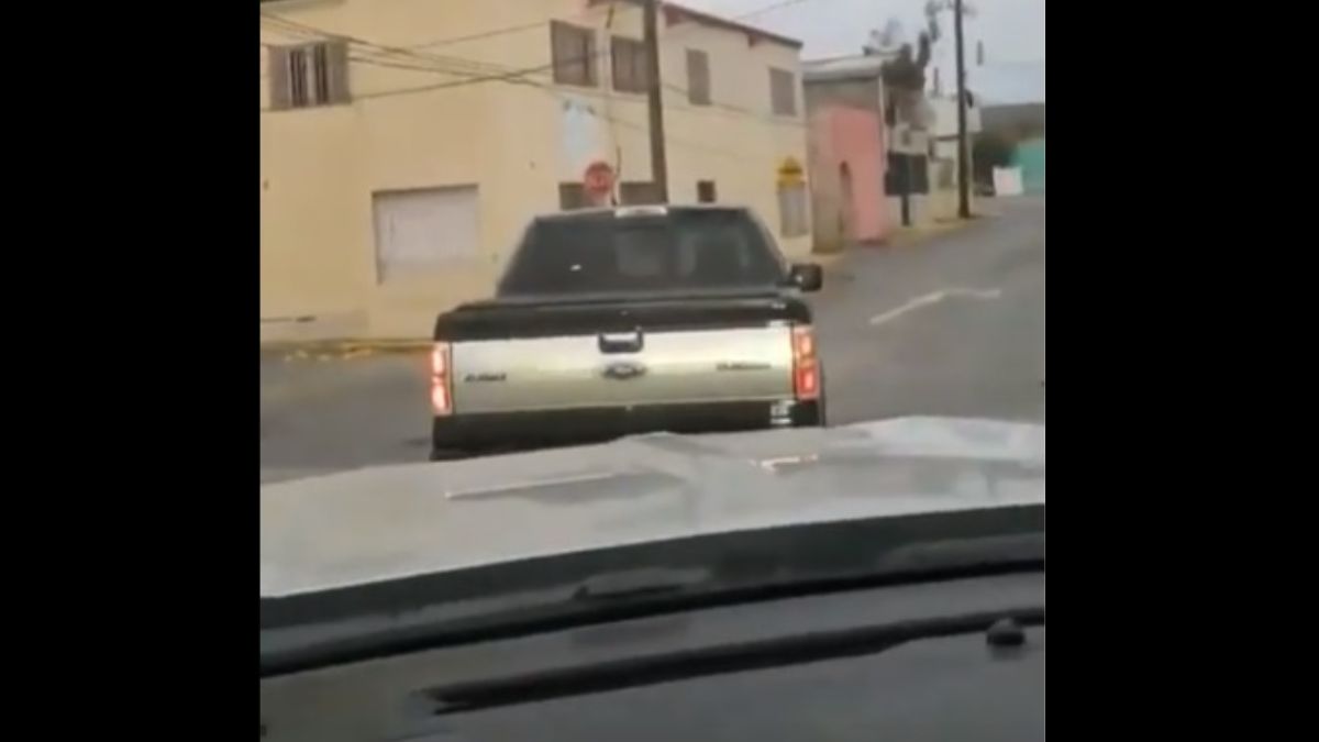 Video: Familia huye en su camioneta de criminales que les piden cuota