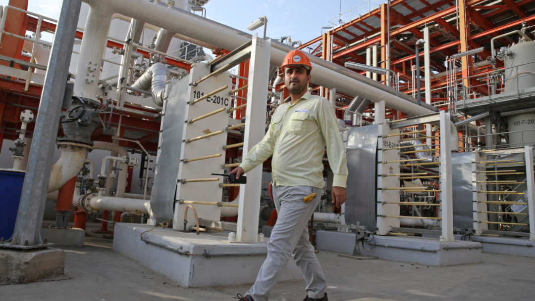Foto: Un técnico iraní camina por una refinería, 15 noviembre 2019