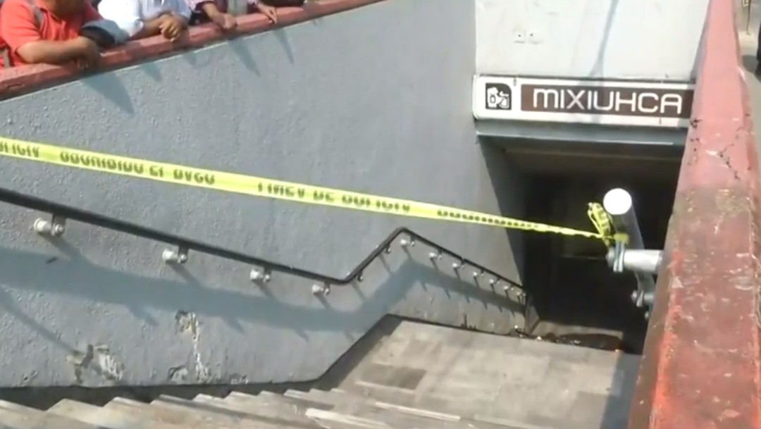 Foto: Hallan a hombre muerto en las escaleras del Metro Mixhuca