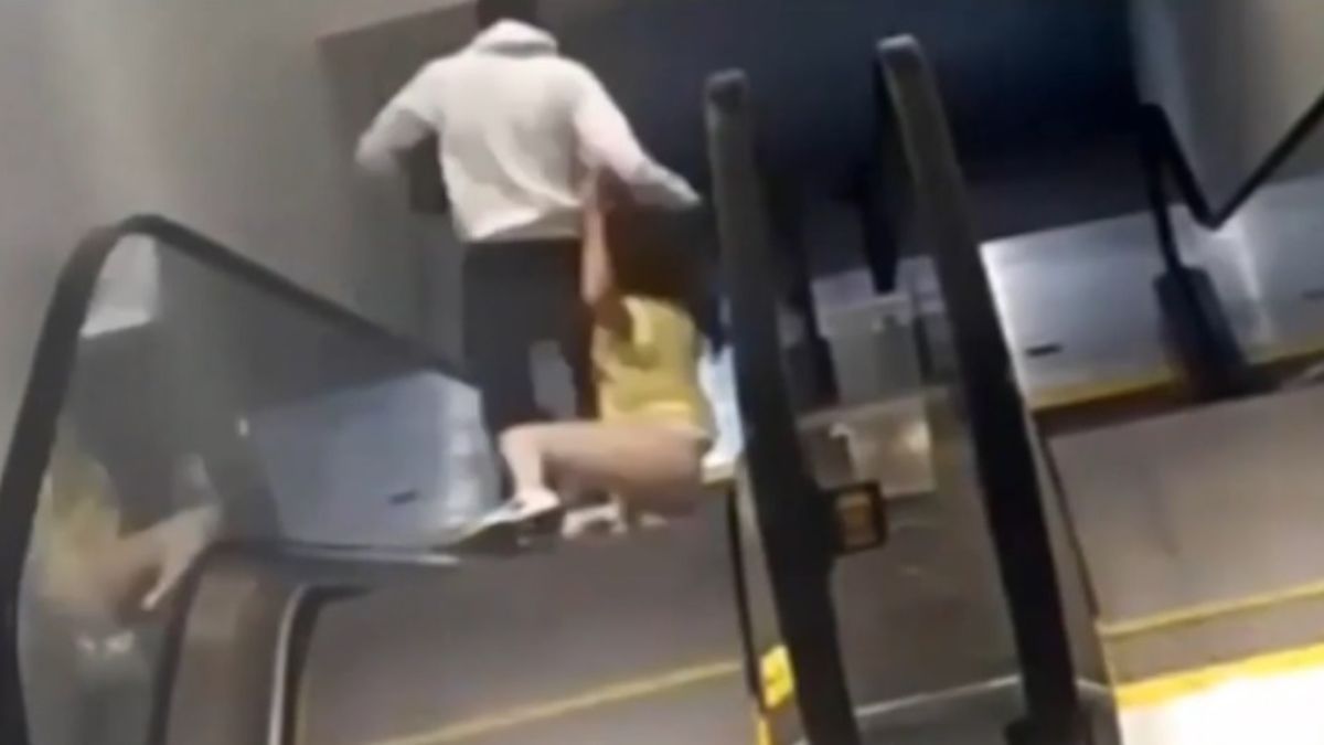 VIDEO: Hombre arrastra a mujer por escaleras eléctricas para robarle bolsa