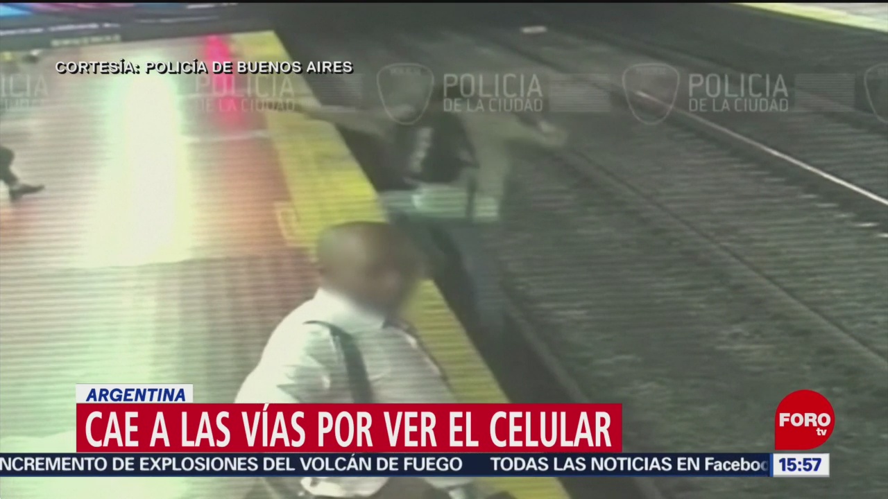 FOTO: Video Hombre Cae Vías Metro Por Ver Celular,