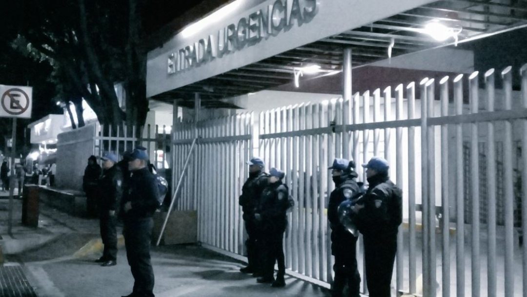 Policías de la Secretaría de Seguridad Ciudadana de la CDMX se mantienen afuera del Hospital Balbuena tras ser ingresadas dos personas lesionadas por arma de fuego, 24 noviembre 2019