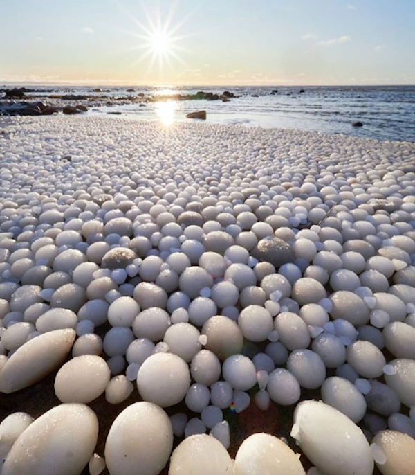 Foto Miles de 'huevos de hielo' aparecen en playa de Finlandia 14 noviembre 2019