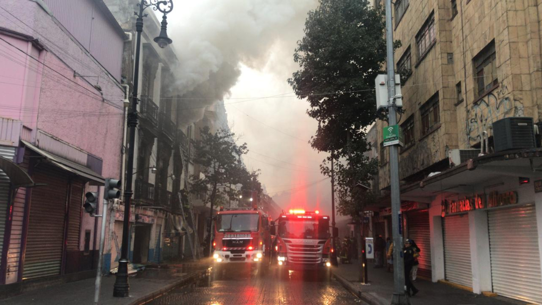 Incendio en Centro Histórico CDMX provoca desalojo de 150 personas
