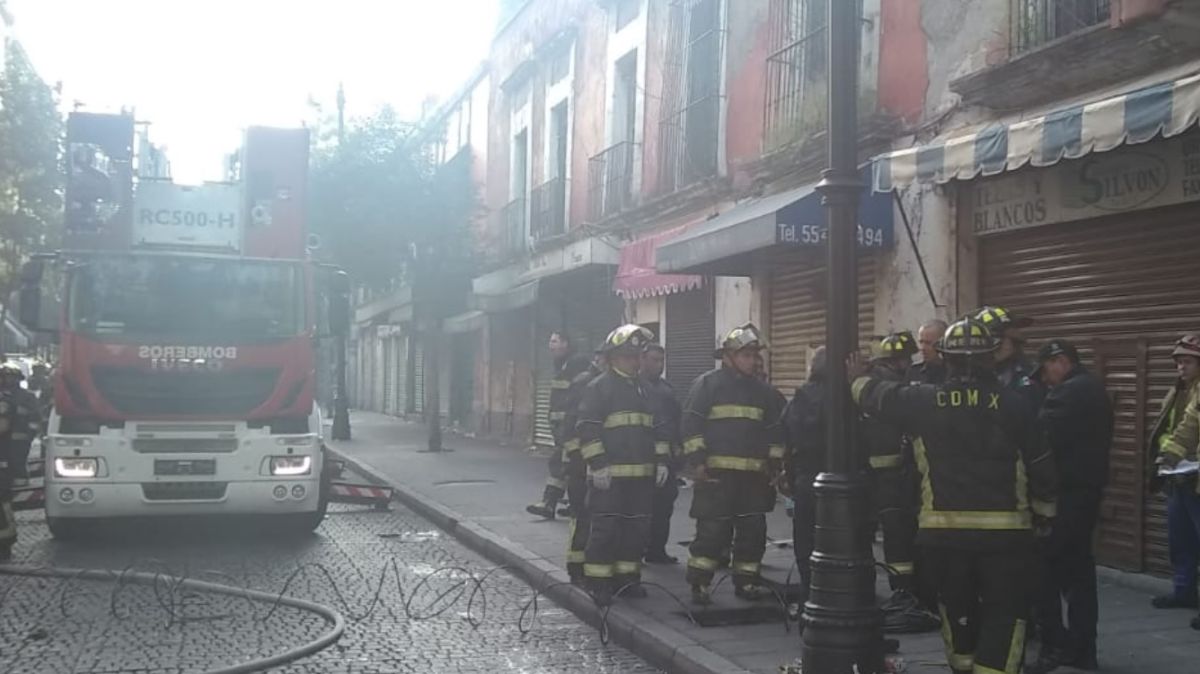 Sofocan incendio tras casi 30 horas de trabajos en Centro Histórico de la CDMX