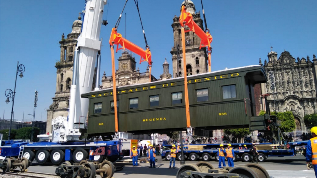 Locomotora Petra llega al Zócalo para celebrar la Revolución
