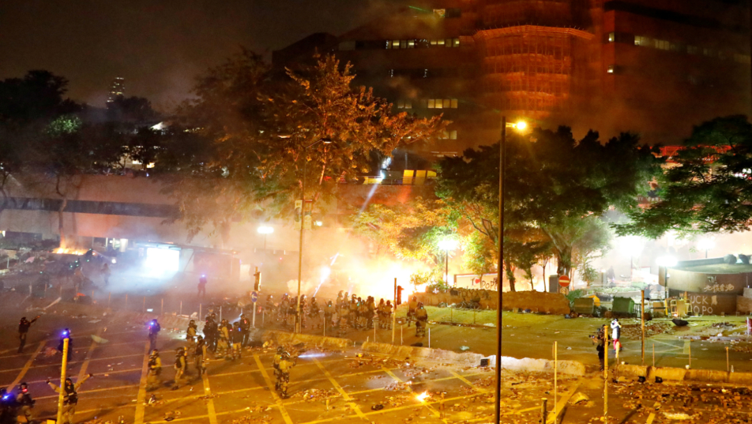 Policía allana una universidad en Hong Kong