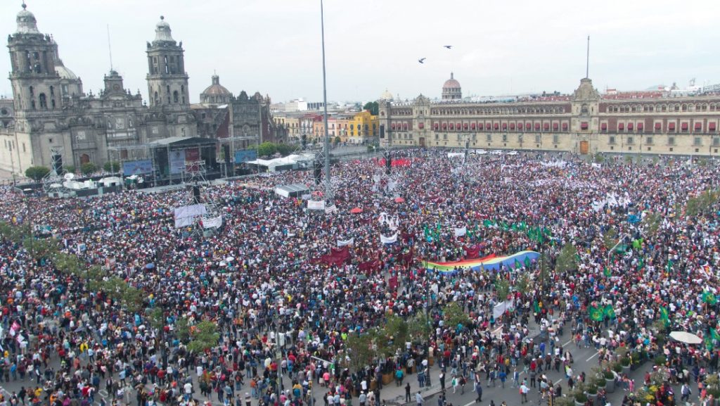 López Obrador no violó la ley con AMLOFest, avala el TEPJF