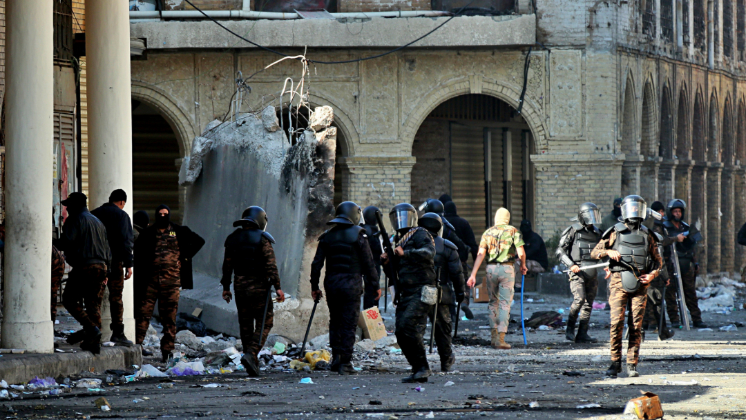 FOTO Manifestantes chocan policías en Bagdad, hay 3 muertos (AP)