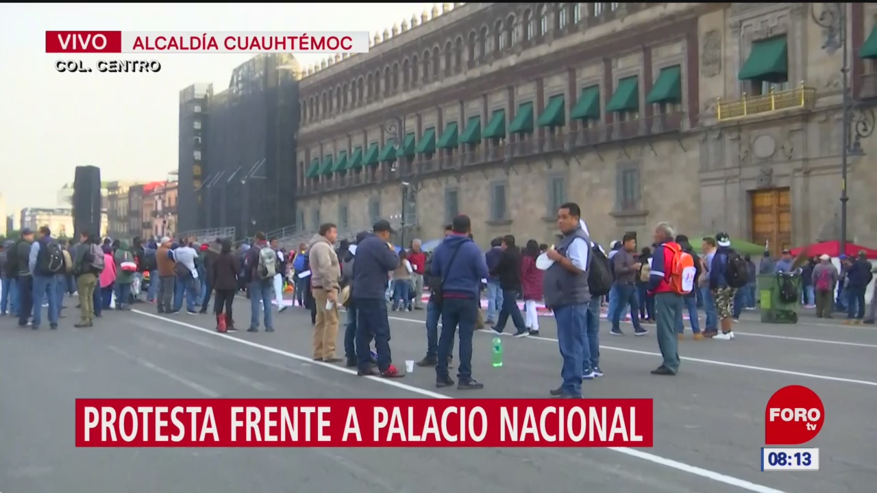 Manifestantes protestan frente a Palacio Nacional