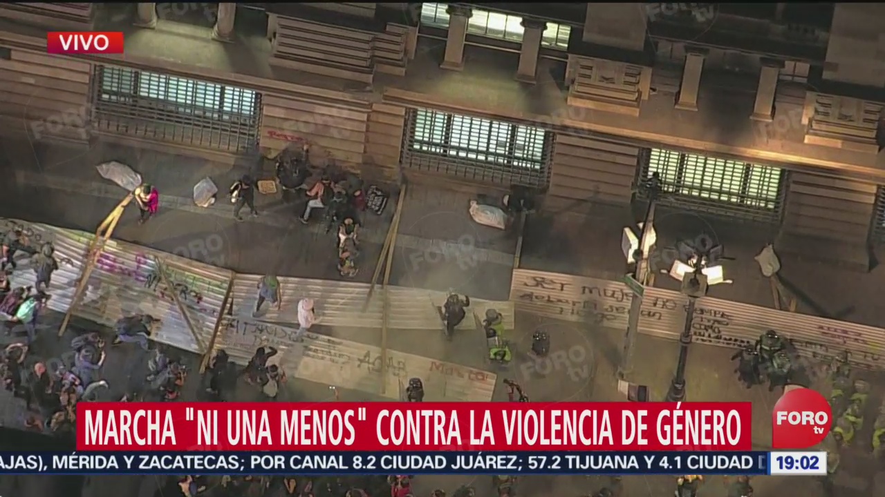 Foto: Manifestantes tiran protecciones ingresan Banco México