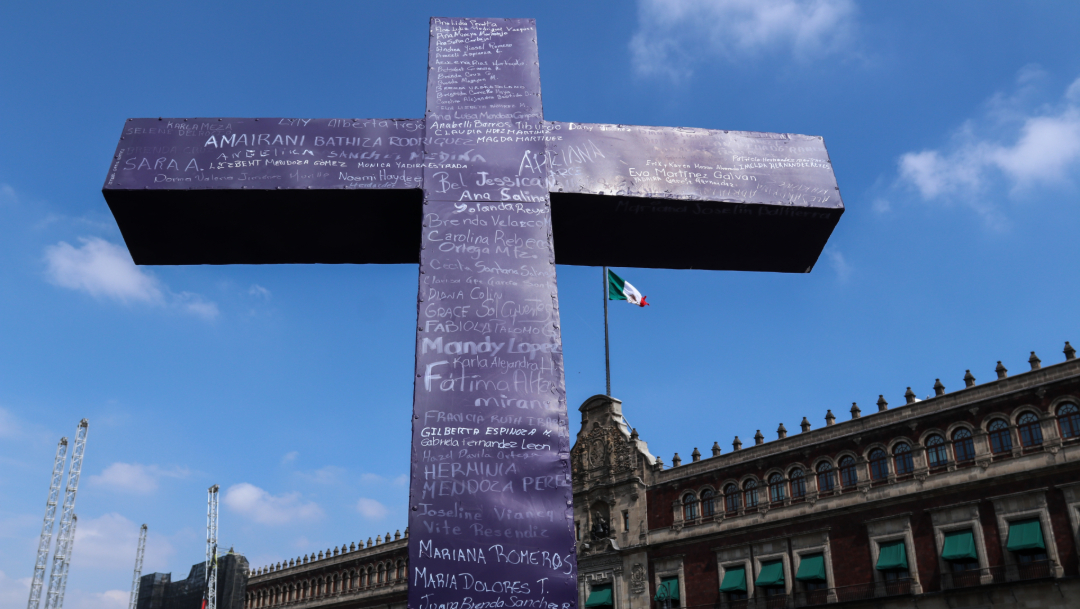 FOTO: Escribieron el nombre de sus seres queridos en dos cruces gigantes que levantaron como monumentos, (GALO CAÑAS /CUARTOSCURO.COM)