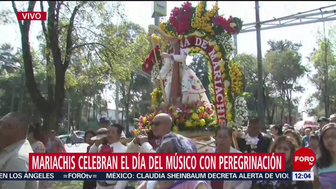 Mariachis peregrinan en CDMX para celebrar Día del Músico