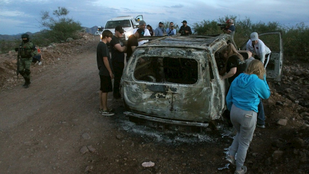 Foto: Miembros de la familia LeBarón observan el vehículo calcinado donde fueron ultimados sus familiares por un grupo organizado en Sonora, 8 noviembre 2019