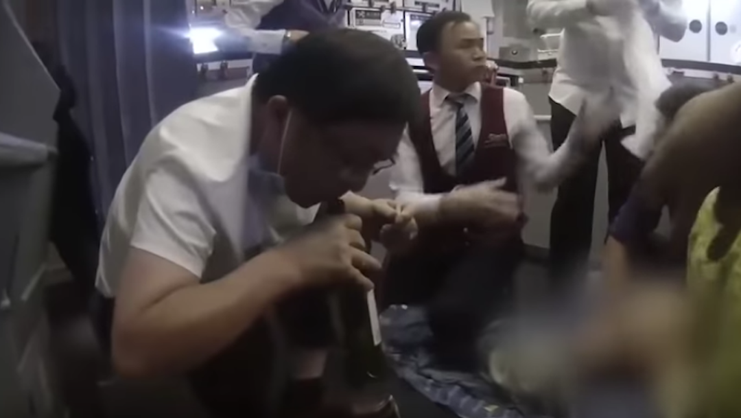 Foto Le succionan un litro de orina a pasajero para salvarle la vida en pleno vuelo 22 noviembre 2019