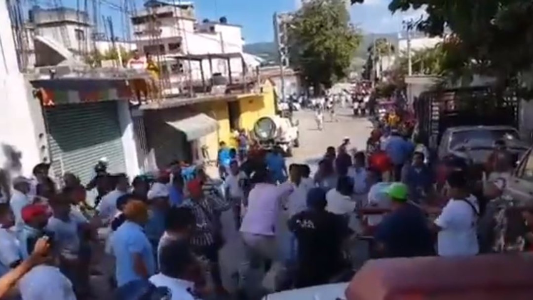 Mototaxistas y taxistas se enfrentan en Pinotepa Nacional