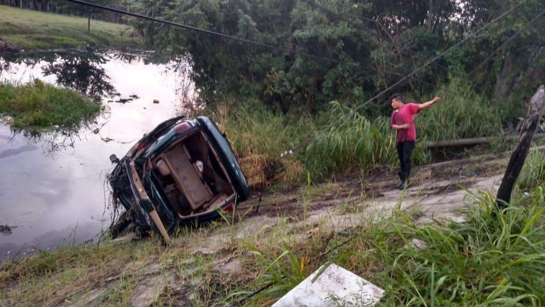Imagen: Los tres sobrevivientes lograron salir de la unidad y nadaron a la orilla de la carretera donde recibieron los primeros auxilios de parte de habitantes de la zona, 24 de noviembre de 2019 (Noticieros Televisa)