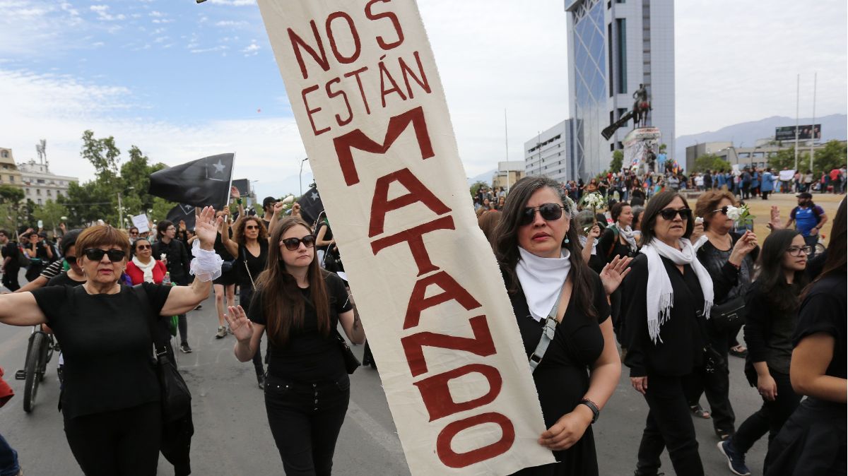 Mujeres de luto homenajean a muertos en protestas en Chile