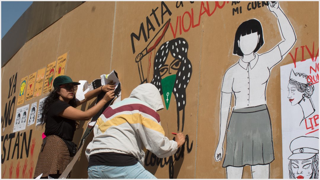 Mujeres realizan mural en tapial del Ángel de la Independencia