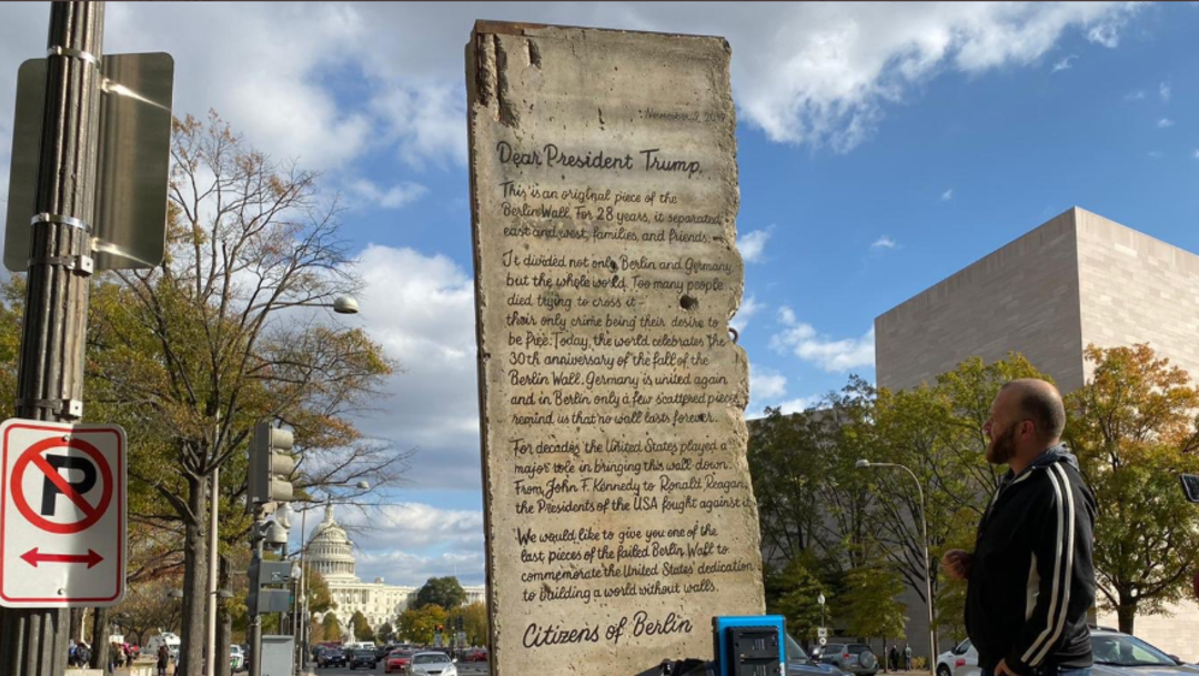 Foto: El segmento de 2,7 toneladas es una parte original del Muro y fue depositado hoy frente a la Casa Blanca, 9 de noviembre de 2019 (Twitter @TheWallvsWalls)