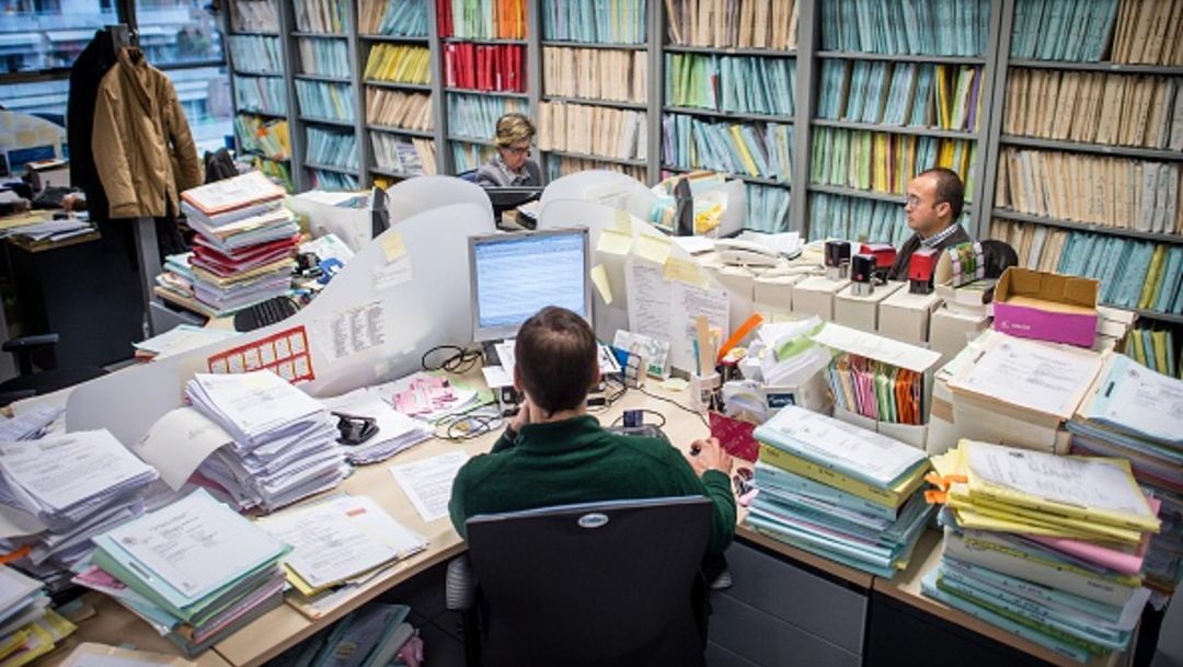 Un grupo de personas labora en su oficina, 4 febrero 2015