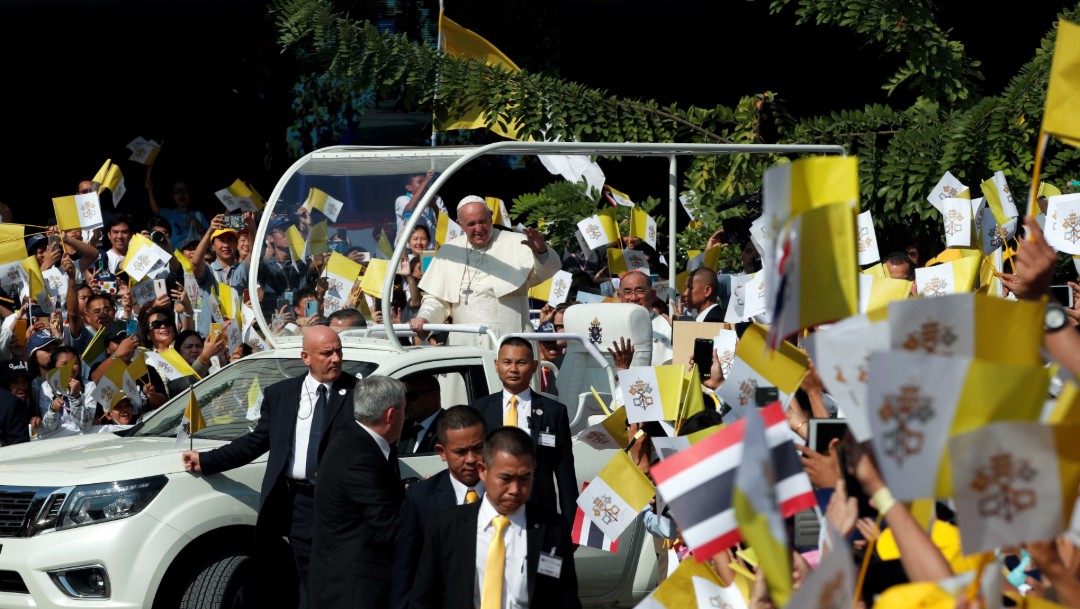 Papa concluye visita a Tailandia, homenajea minoría católica