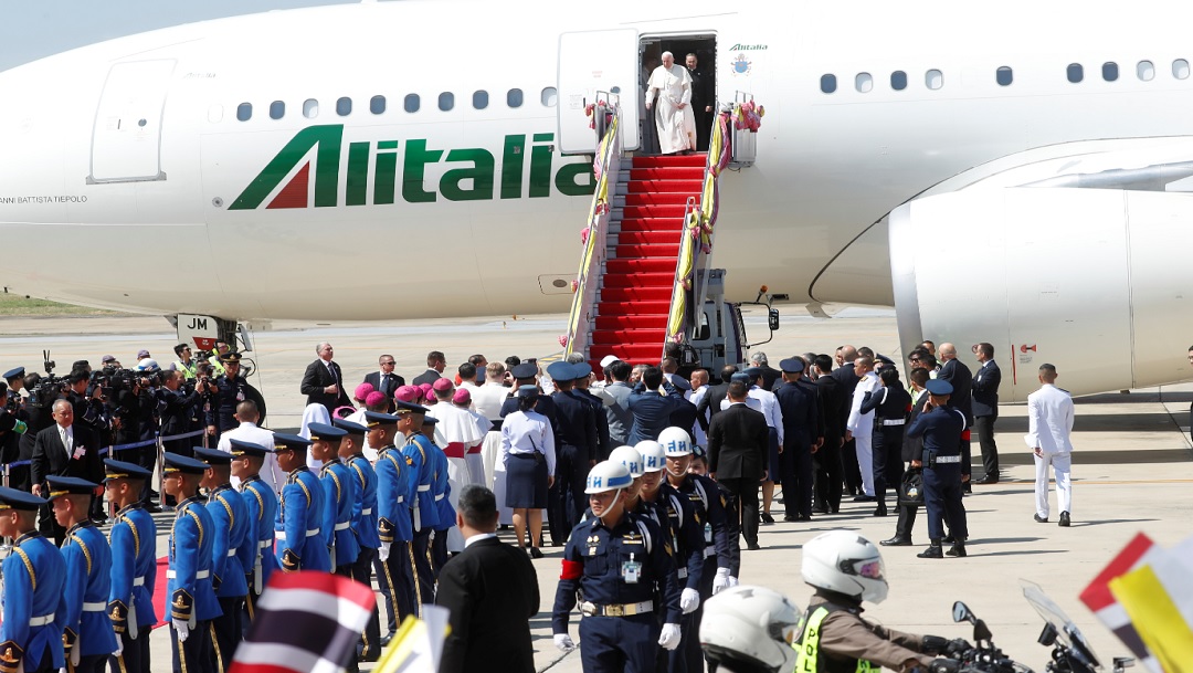 Papa Francisco aterriza en Tailandia, primera etapa de su gira por Asia