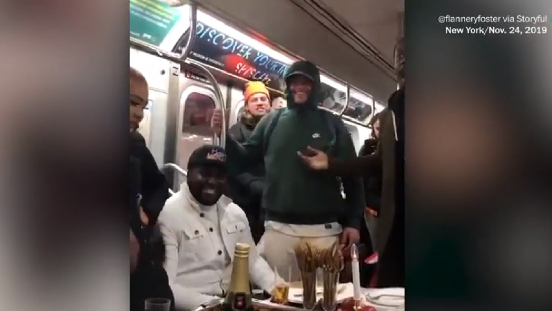 Foto: Pasajeros celebran cena de Acción de Gracias en el Metro de NY