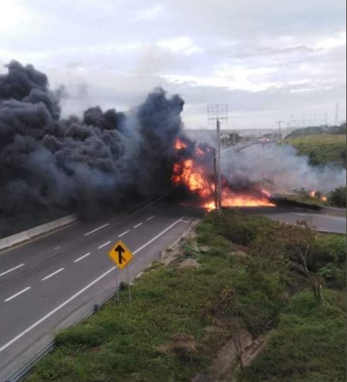 Foto: Estalla pipa cargada con combustible tras volcarse en la carretera Veracruz-Cardel, 15 noviembre 2019