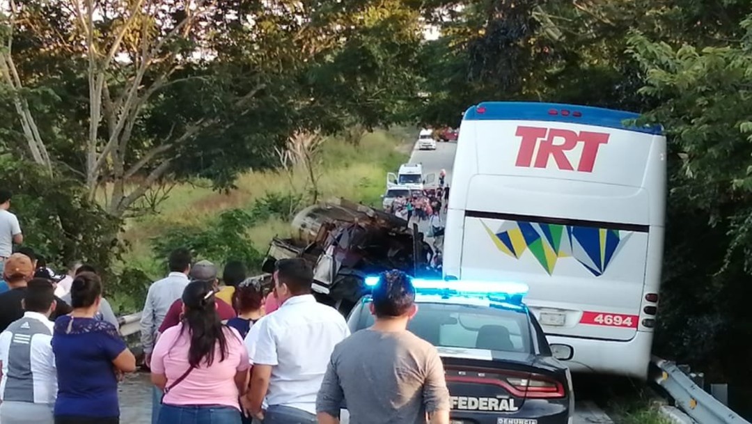 Pipa se impacta contra autobús en carretera de Tabasco y deja un muerto y 10 lesionados