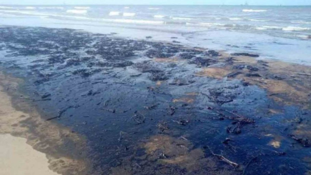 Foto: En la costa del municipio de Paraíso fueron cerradas tres playas por la presencia de hidrocarburo a lo largo de un tramo de entre seis y ocho kilómetros