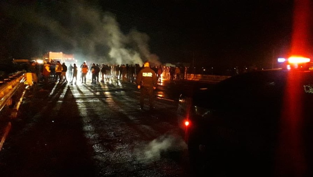 FOTOPobladores bloquean la México-Puebla, cerca de Texmelucan