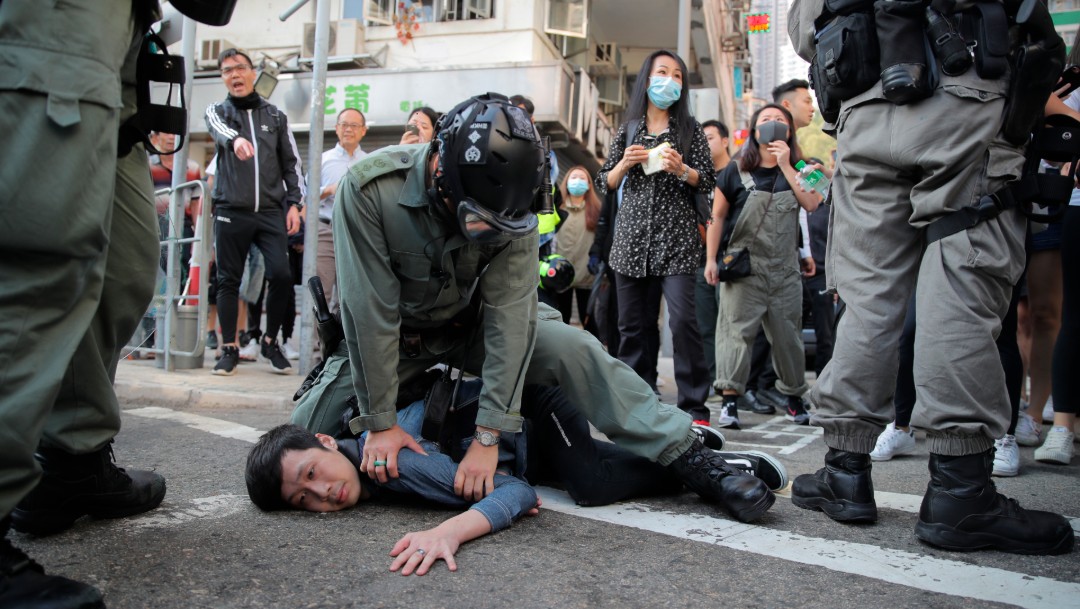 Policía de Hong Kong hiere de gravedad a manifestante; se intensifica violencia