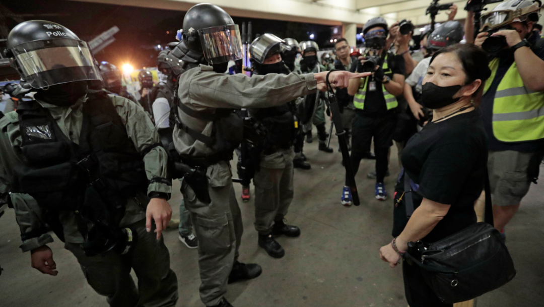 Policía de Hong Kong impide reuniones masivas en centros comerciales
